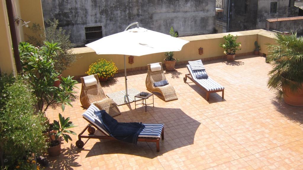 B&B Di Charme Camelie Palazzo Nicotra 里波斯托 外观 照片