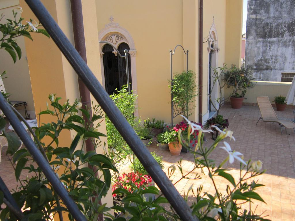B&B Di Charme Camelie Palazzo Nicotra 里波斯托 外观 照片
