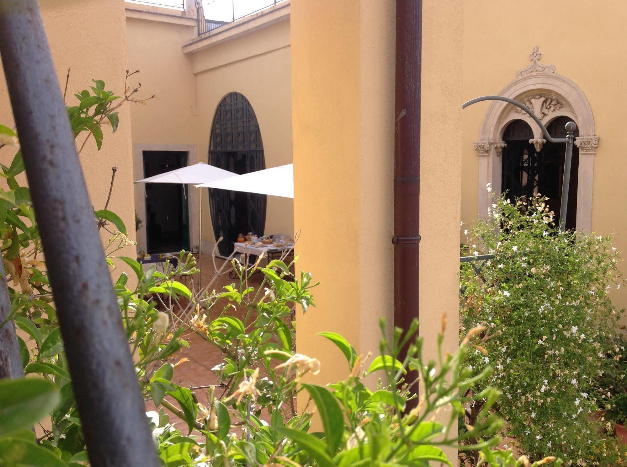 B&B Di Charme Camelie Palazzo Nicotra 里波斯托 外观 照片