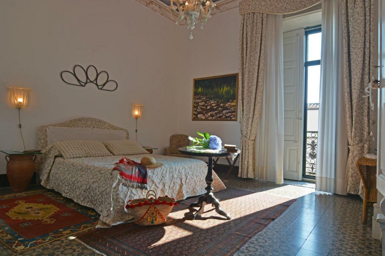B&B Di Charme Camelie Palazzo Nicotra 里波斯托 外观 照片