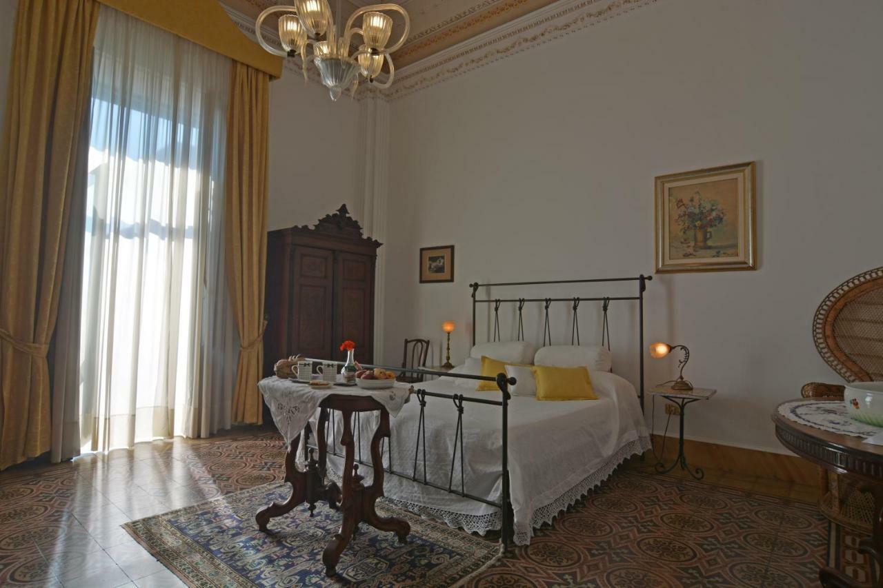 B&B Di Charme Camelie Palazzo Nicotra 里波斯托 外观 照片