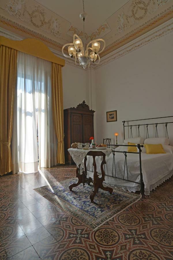 B&B Di Charme Camelie Palazzo Nicotra 里波斯托 外观 照片